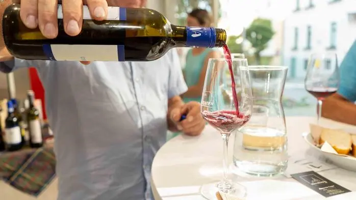 Bei „Wein on Tour“ stehen Genuss, regionale Spitzenweine und der persönliche Austausch mit den Winzern im Mittelpunkt