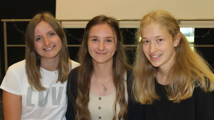 Die Organisatorinnen der Talente-Show Julia Wastian (links) und Leona DeMonte mit "The Voice Kids 2017"-Siegerin Sofie Thomas