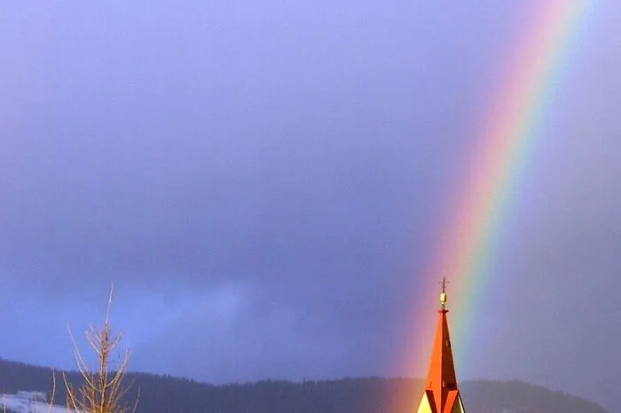 Ein seltenes Schauspiel: der Regenbogen trifft genau den Kirchturm in St. Stefan.