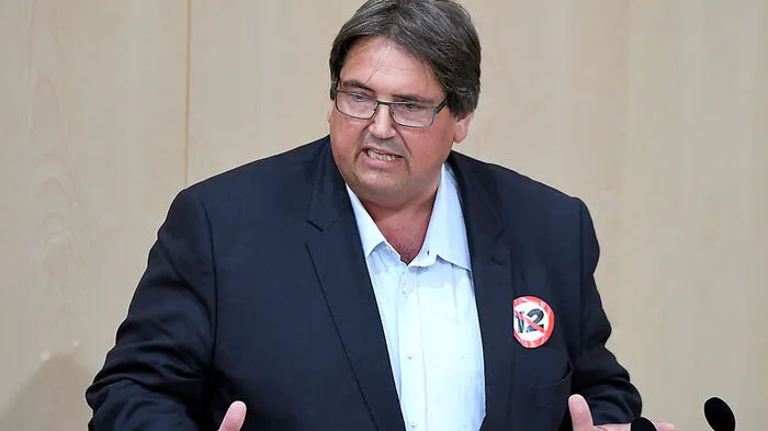 Beppo Muchitsch:"Kurz und Strache greifen den Menschen ins Börsel"