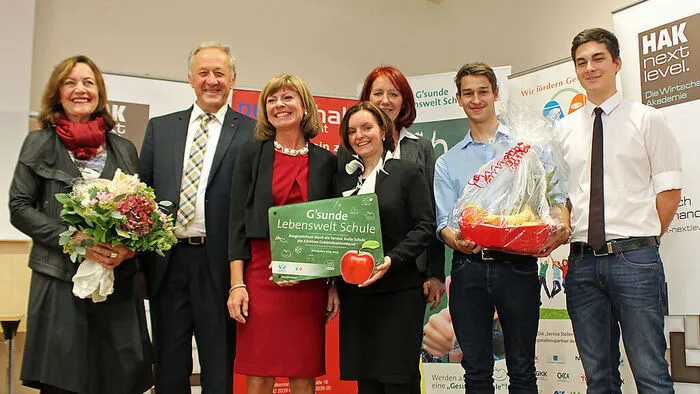 Von links: Landesschulratsinspektorin Helma Safron, Landtagspräsident Rudolf Schober, HAK-Direktorin Michaela Graßler, Lehrerin Rosemarie Puff, Gabriele Rendl von der GKK mit den Schülern Daniel Kulter und Fabian Oitz
