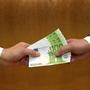 Geld wird überreicht | OECD-Vergleich zeigt auf, dass Österreich weiterhin eine hohe Abgabenlast hat