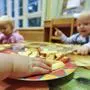 APA5513604-2 - 19102011 - WIEN - ÖSTERREICH: THEMENBILD - Illustration zum Thema Kinderbetreuung/Kindergarten/Kinderkrippe: Kinder der Gruppe der Unterdreijährigen essen Apfelspalten am Freitag, 7. Oktober 2011, in einer Kindergruppe in Wien. APA-FOTO: HERBERT NEUBAUER