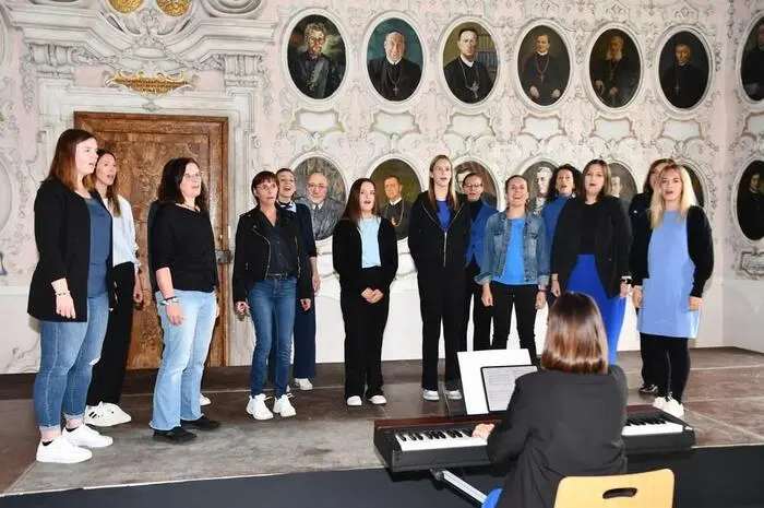  Der Verein „Chörig St. Lambrecht“, in Zusammenarbeit mit den Verantwortlichen des Stifts, darunter Abt Benedikt Plank und Prior Gerwig Romirer, organisierte das Chorfestival „Swinging Lambertini 2024“. 