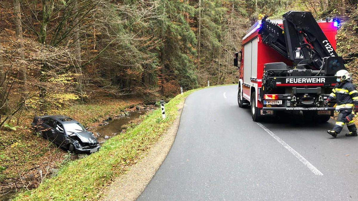 Pkw strandete im Bach