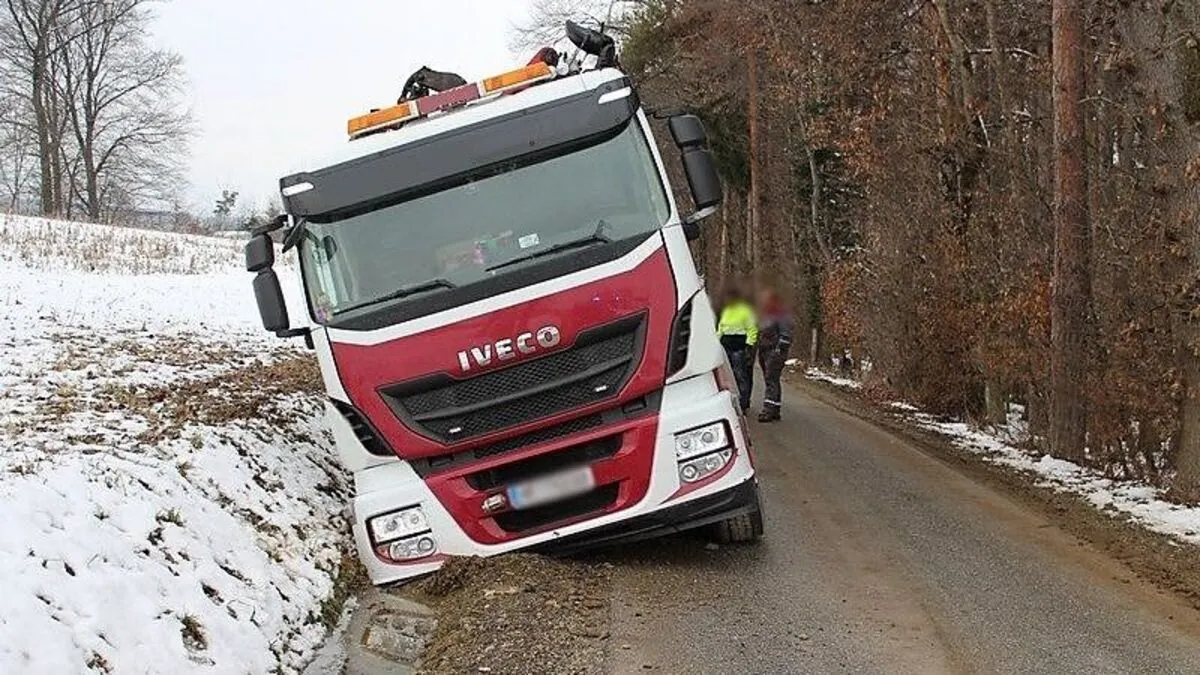 Der Lkw wurde mit zwei Seilwinden geborgen