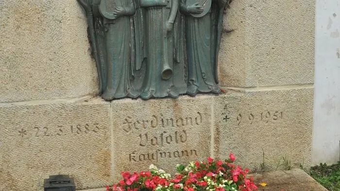 Das Grab mit Porzellanfiguren der Liezener "Alpenländischen Keramik" von Ferdinand Vasold, gestorben 1951