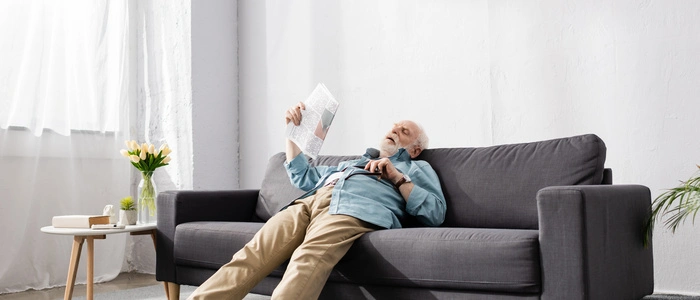 Natürlich ist die Couch ein gemütlicher Ort, aber Fachleute raten zu mindestens zwischen 150 und 300 Minuten moderater Bewegung pro Woche. Ältere Erwachsene (über 65) sollten zudem dreimal pro Woche Gleichgewichtsübungen machen.