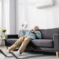 Natürlich ist die Couch ein gemütlicher Ort, aber Fachleute raten zu mindestens zwischen 150 und 300 Minuten moderater Bewegung pro Woche. Ältere Erwachsene (über 65) sollten zudem dreimal pro Woche Gleichgewichtsübungen machen.