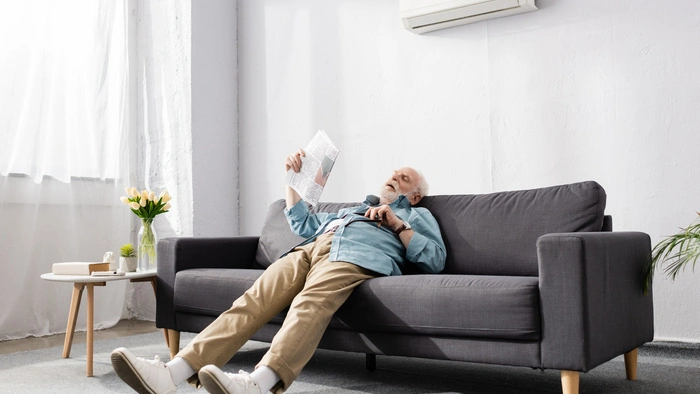 Natürlich ist die Couch ein gemütlicher Ort, aber Fachleute raten zu mindestens zwischen 150 und 300 Minuten moderater Bewegung pro Woche. Ältere Erwachsene (über 65) sollten zudem dreimal pro Woche Gleichgewichtsübungen machen.