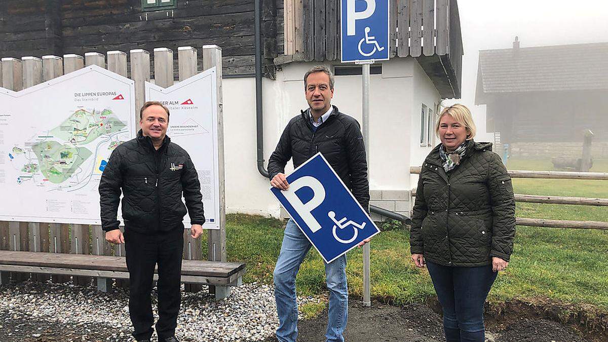 Bürgermeister Siegfried Ronacher, Tourismusbüroleiter Markus Brandstätter und Stadträtin Christina Ball bei der Besichtigung der Baustelle