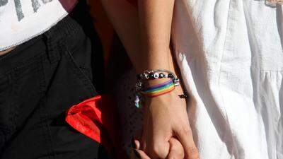 Handgelenk mit Regenbogen-Armband | Was das Urteil für Homosexuelle in Russland konkret bedeutet, ist noch unklar