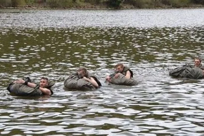 Rekruten des Jägerbataillons 18 in St. Michael durchschwammen im Zuge ihrer Ausbildung den eiskalten Trabochersee. Mehr dazu