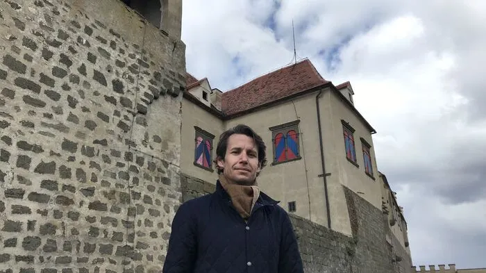 Burgherr Emanuel von und zu Liechtenstein vor der Riegersburg - im Hintergrund das Dach.