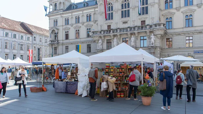 Nach der zweijährigen Coronapause bietet der Ostermarkt auf dem Grazer Hauptplatz von 7. bis 16. April einen bunten Mix aus Kunsthandwerk und Kultur mit Live-Musik, Straßentheater, einem Karussell der Fundgegenstände, Kulinarik, Workshops für Kids und vielem mehr.