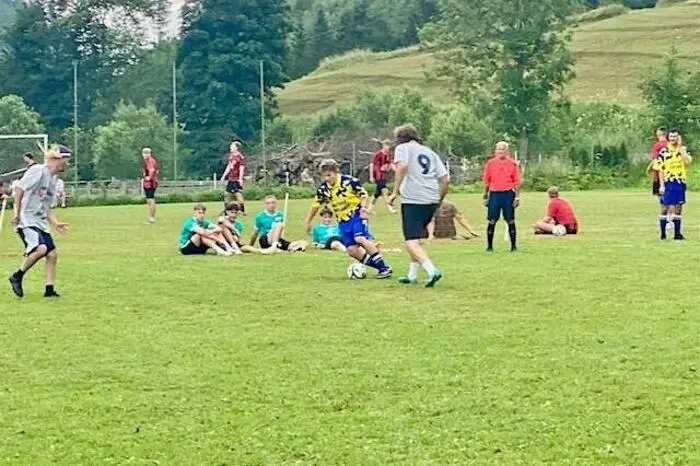 Das Turnier- und Veranstaltungskomitee David Steiner, Martin Beren, Lukas Grössing und Gerhard Lernpaß junior konnte 16 Mannschaften, darunter mit Bad Erlach (NÖ) und einem Team aus Bayern auch weitangereiste Gäste, begrüßen.