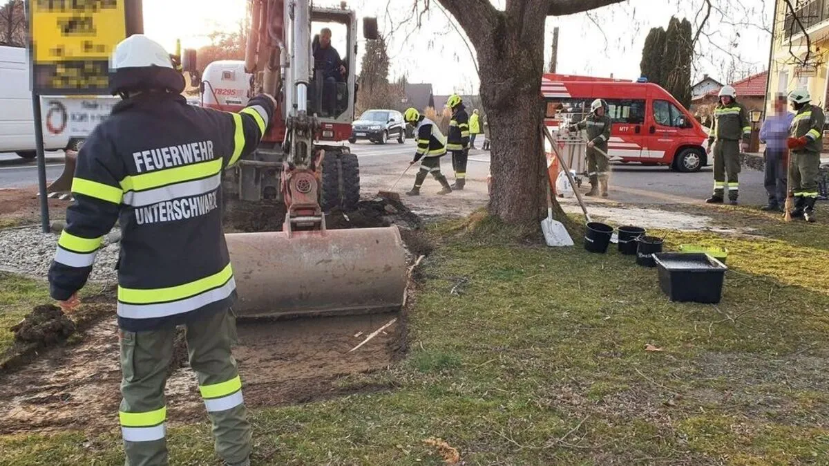 Ein Bagger entfernte das verschmutzte Erdreich