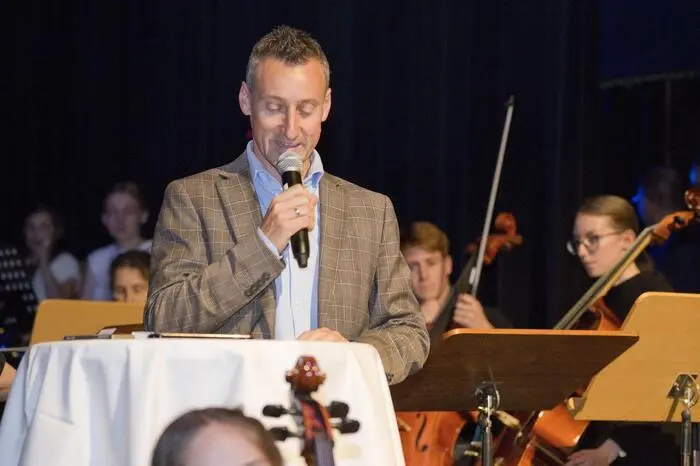 Klaus Mühlthaler bedankte sich bei seinen Lehrerkollegen, der Stadtgemeinde, der Technik und vor allem bei den Musikschülern für ihre tollen Auftritte.