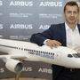 Airbus-Chef Guillaume Faury mit einem A220-Nachbau