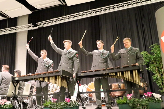 Der Klangkörper lud zugunsten des „Förderkreises Onkologie St. Veit“ in die Blumenhalle der Herzogstadt. 