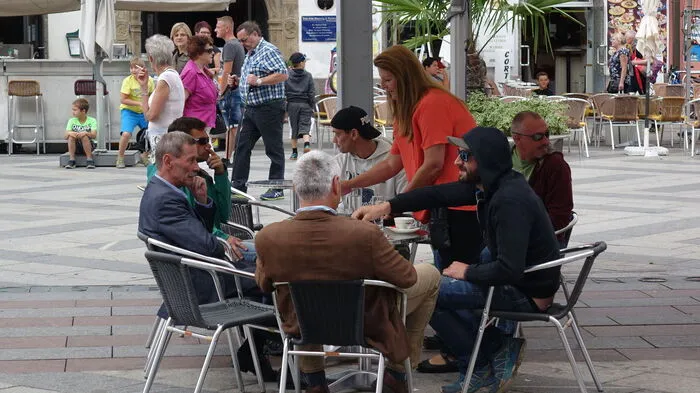 Noch sitzen die Waffenhändler gemütlich bei einem Kaffee auf dem Leobener Hauptplatz. Seit drei Tagen werden sie aber quer durch den Bezirk von Soldaten des Kaderpräsenzeinheitszuges des Jägerbataillons 18 aus St. Michael und Grazer Militärpolizisten verfolgt.