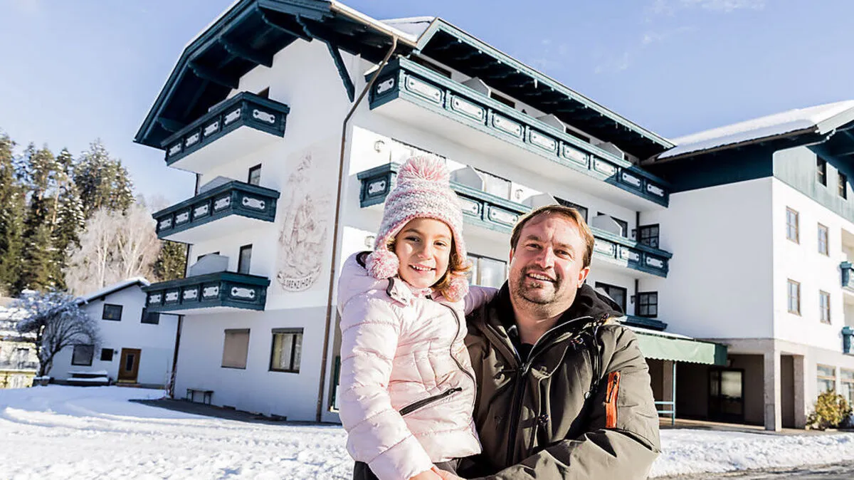 Christian Sand (mit Tochter Amelie) will den Lorenzihof und den Grund daneben zu einem Wohlfühlort für Familien machen