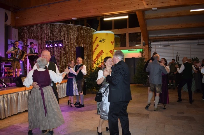 Es gab eine "Regionalbar" des Bauernbundes und einen Weinstand der Jäger. Die "Blechquetscher" sorgten für die musikalische Umrahmung im Festsaal.