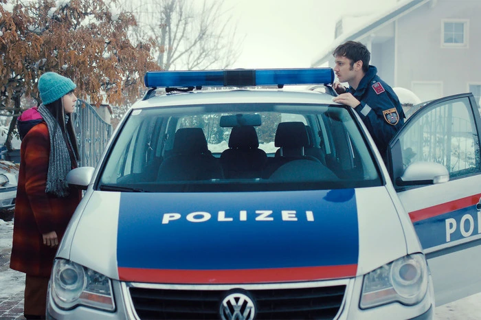 Doch bald schon bringt sie auch ihren Ex-Freundes, den Polizisten Patrick (Michael Glantschnig), dazu, ihr zu helfen.