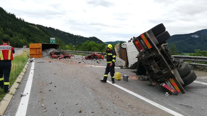 Am Mittwoch gegen 16 Uhr kam es zu einem LKW-Unfall auf der S 6 in Fahrtrichtung Seebenstein.