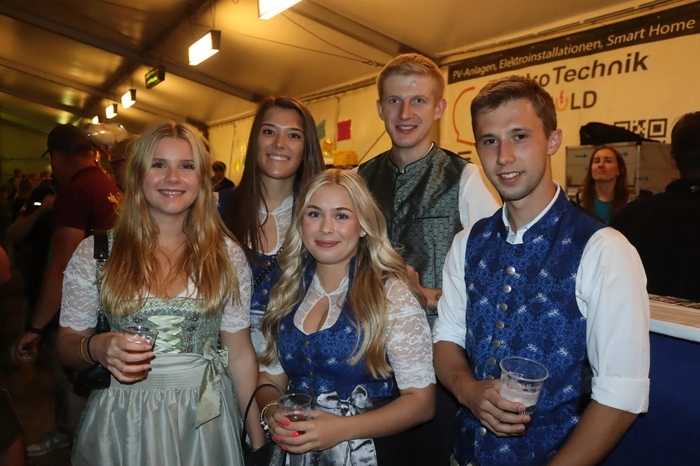 Klicken Sie sich durch die Fotos des Diexer Volksfestes 2025.