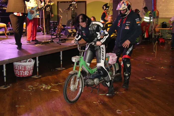 Bei der Kostümauswahl waren die Besucher besonders kreativ. So fand auch ein Moped den Weg auf die Tanzfläche.