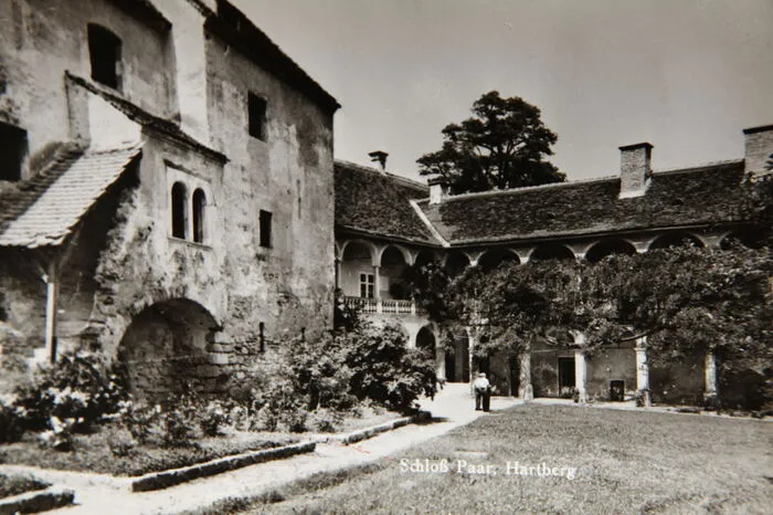 Die Ausstellung macht aber augenscheinlich, dass sich die Hartberger Altstadt mit dem Schloss als Herzstück ihren unverwechselbaren Charakter erhalten hat.