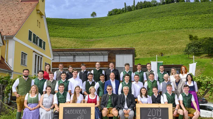 Absolventinnen und Absolventen: Elias Edelmann, Helene Fattinger, Lea Fritz, Marlene Graupp, Simon Grießbacher, Lorenz Handl, Johannes Held, Jakob Hutter, Christoph Körbler, Ben Kugel, Sophie Laber, Stefan Maier, Andreas Narrath, Maximilian Franz Niederl, Paul Nußbaumer, Florian Petz, Alexander Peyrl, Lisa Maria Pichler, Marcel Reinbacher, Michaela Reiterer, Stefan Robitsch, Noah Silly, Vinzenz Julian Stern, Emil Paul Stix, Lorenz Trummer und Sebastian Zweytick