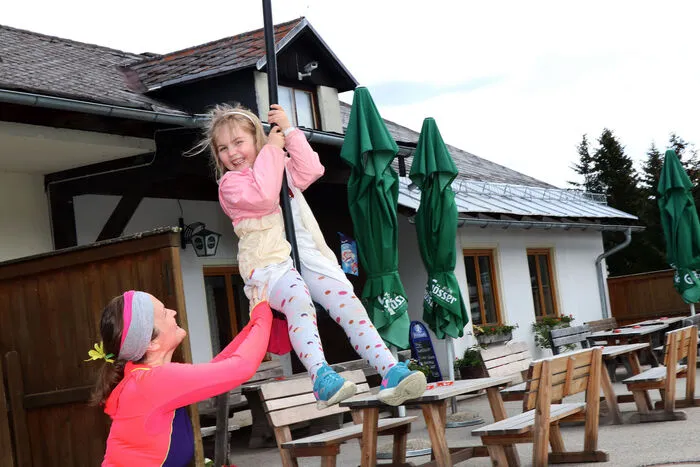 Für die Kinder gibt auch einen großen Kinderspielplatz vor dem Haus.