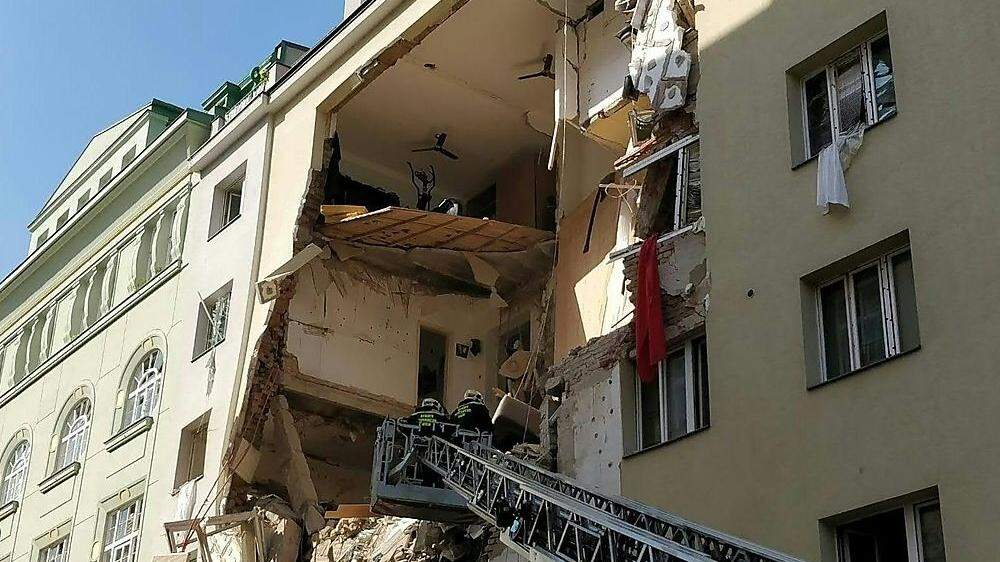 Das schwer beschädigte Wohnhaus gilt weiterhin als einsturzgefährdet 