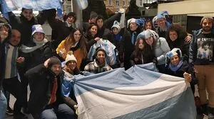 Enzo Diessl (hinten mit Haube) feierte mit anderen Argentiniern in Graz