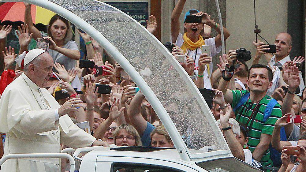 Papst Franziskus winkt der Menge zu