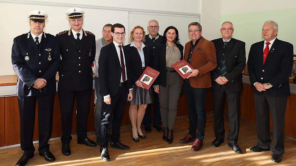 Die Polizisten aus Civitavecchia, gelegen in der Region Rom, brachten Gastgeschenke in Buchform mit