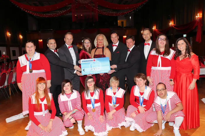 Nach einer schwungvollen Eröffnungspolonaise unter der Leitung von Pierre Gider mit Schülerinnen und Schülern der NMS Bärnbach und Sportlern der Special Olympics Gruppe wurde bis in die frühen Morgenstungen gefeiert. 