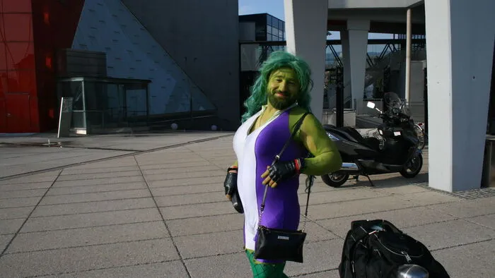 Kuriose Kostüme gehören zu dieser Tour dazu