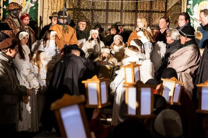 Am Rathausplatz verkündet das Christkind den Weihnachtsgruß