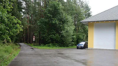 Verlockend, aber verboten und teuer. Die Fahrt durch den ''Totenweg'' (links)