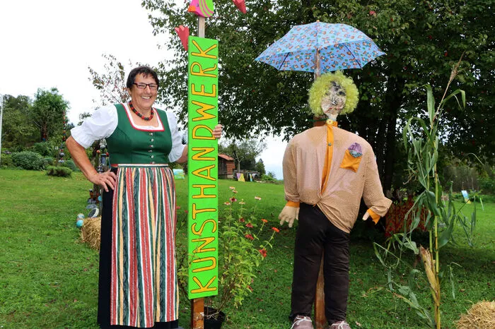 2. Station Kulinarik und Kunsthandwerk – Maltschacher See KeramikEva Maria Walcher (am Foto) – Keramik/TöpferprodukteSchafzucht Marius Treffner – Schafprodukte/LeberkäseBiohof Familie Ebner – Ziegenprodukte/KäseEdelknedl – KnödelprodukteBlickbunt – Familie Bürger – Dekoratives aus HolzBrigitte Mayr – Öl- und AcrylbilderEinfach Zette Woodandresin – Deko aus Holz und Resin