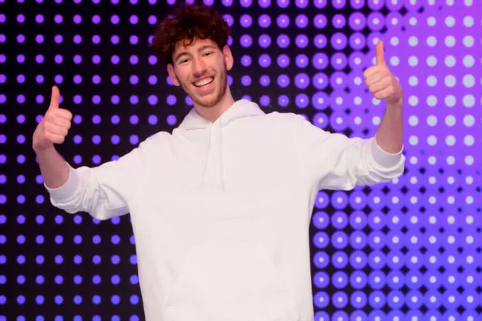 Tobias Hirsch: Der 19-jährige Zivildiener stammt aus Birkfeld in der Steiermark. Er will mit „I wü di g’spürn“ von Stefanie Werger ins Finale.