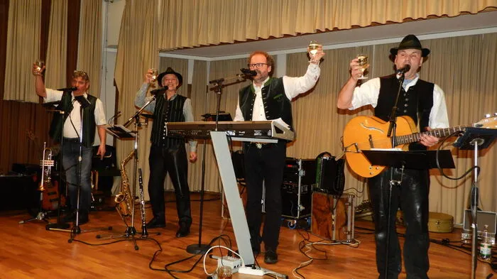 Der Musikverein Aflenz-Kurort lud am Wochenende zum Maskenball, dabei gab es viele originelle Masken und ausgelassene Stimmung zu bestaunen. Der Preis für die beste Gruppenmaske ging an die Faschingsrunde Jauring, die kam getreu des Mottos "And the Oscar goes to..." sogar mit dem roten Teppich.