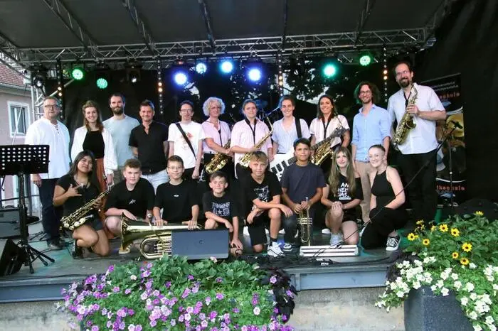 Bürgermeister Helmut Linhart, der den Köflacher Musiksommer 2025 eröffnete, freute sich, so viel Gäste begrüßen zu dürfen. „Wir haben bis zum 5. September insgesamt neun Konzerte, jeweils freitags, geplant“, so der Bürgermeister, „dabei haben wir den Fokus bewusst auf regionale Bands und somit auf Musikerrinnen und Musiker, die aus der Gegend kommen und hier verwurzelt sind, gelegt.“