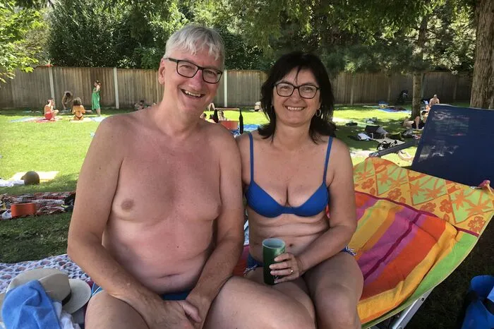 Gerhard und Martina S. fühlen sich absolut sicher im Margaretenbad. "Wir haben uns selbst vor dem ersten Freibadbesuch heuer kaum Gedanken gemacht. Gerade einmal darüber, wie die Lage bezüglich der Liegeplätze sein wird", berichten sie. "Ich halte die Gefahr, mich hier anzustecken, für sehr, sehr gering" betont Gerhard S.
