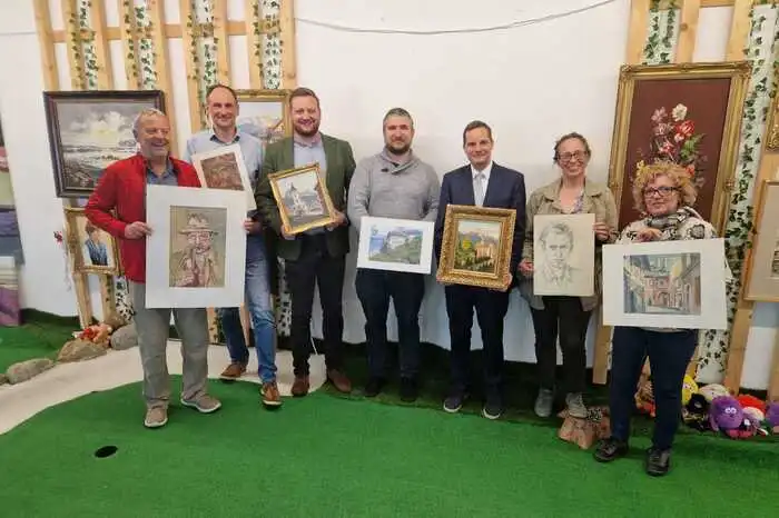 In einer Ausstellung im Lokal MiMo - Minigolf and more -, die Freitagnachmittag in Eisenerz eröffnet wurde, kann man viele Bilder seines Schaffens sehen - Darstellungen von Kumpeln im Bergbau, Ansichten von Eisenerz oder Naturaufnahmen.