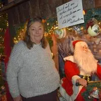 Eva-Maria Lenger neben dem Highlight des Weihnachtsdorfes, dem singenden Weihnachtsmann