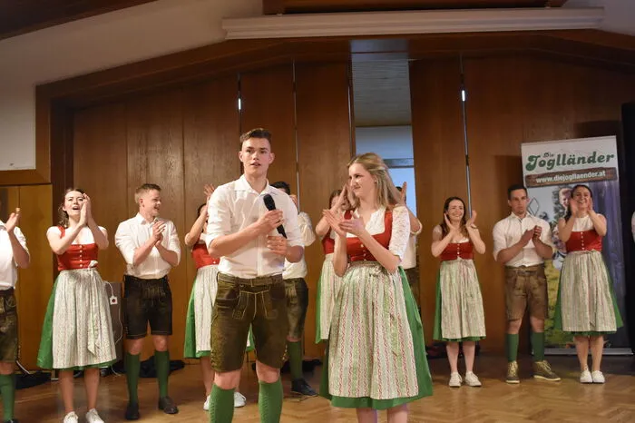 Feierlich eröffnet wurde der Ball schließlich von Bezirksobmann Michael Mosbacher und Bezirksleiterin Christina Hochegger.